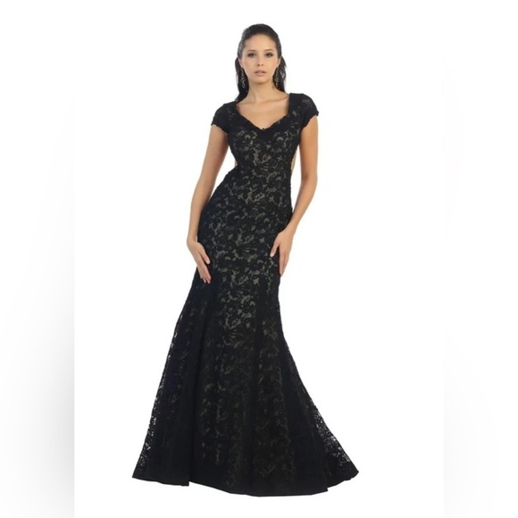 Absolutely Stunning Formal Black Lace Gown - Picture 1 of 13